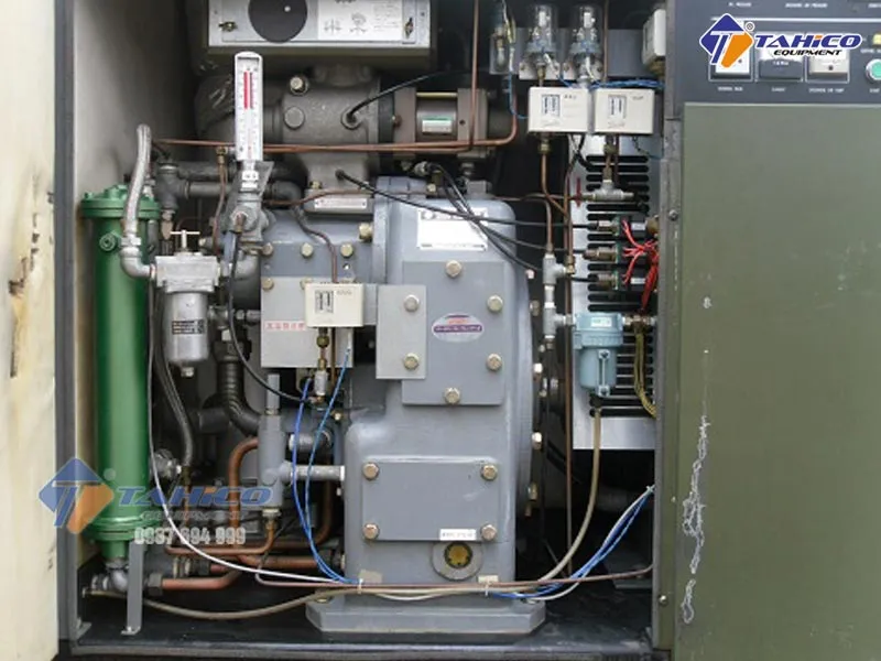 Kiểm tra và thay thế bộ lọc tách dầu trên máy nén khí trục vít để giảm tiêu hao dầu