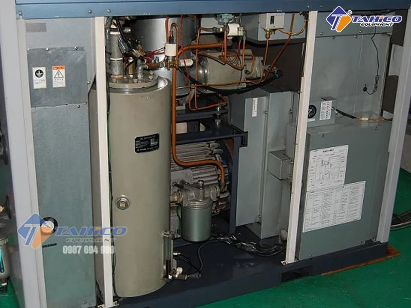 Kỹ thuật viên thực hiện Cách sửa chữa máy nén khí trục vít an toàn và chuyên nghiệp