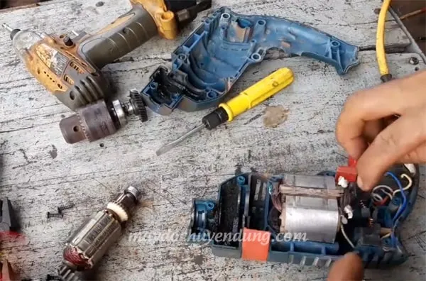 Tháo rời từng chi tiết bên trong máy khoan động lực Bosch để kiểm tra hư hỏng