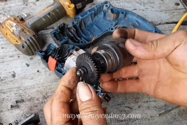 Kiểm tra tình trạng mòn của viên bi ở đầu khoan Bosch, nguyên nhân gây rơ lắc