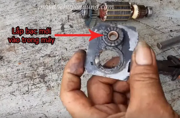 Lắp đặt viên bi mới vào đúng vị trí trong máy khoan sau khi đã kiểm tra hư hỏng