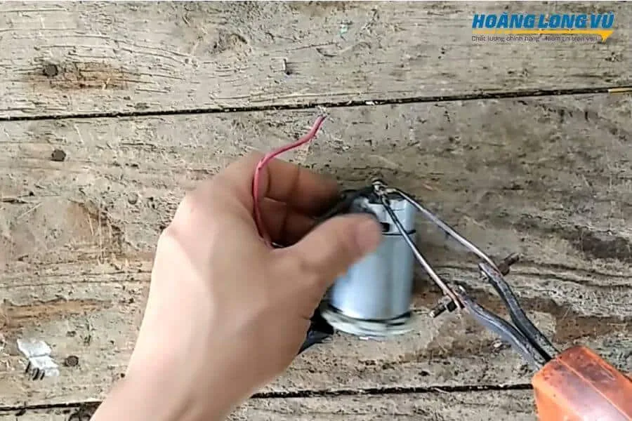 Hướng dẫn cách sửa máy khoan pin bị hư do dây điện bên trong lỏng hoặc hở, đảm bảo kết nối điện an toàn