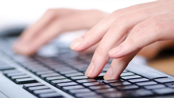 Người dùng ấn nhiều lần vào phím bị kẹt trên bàn phím để khắc phục lỗi