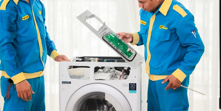 Hình ảnh kỹ thuật viên chuyên nghiệp đang kiểm tra bo mạch điều khiển máy giặt Toshiba khi có lỗi đếm từ