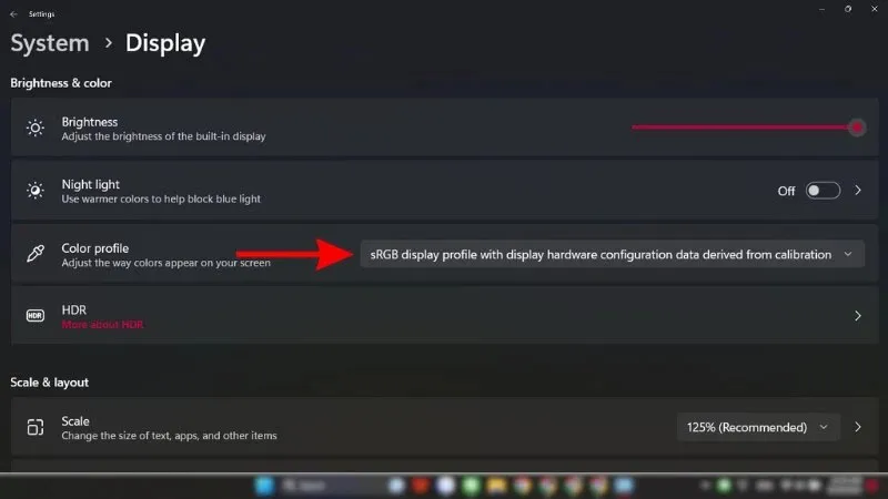 Giao diện cài đặt Advanced display trong Windows 11, hiển thị liên kết để khởi chạy tiện ích Color Profile.