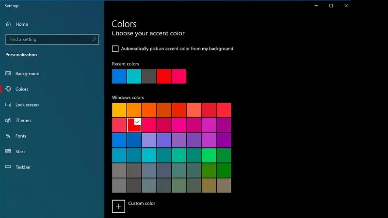 Một bàn tay đang kiểm tra một cáp kết nối video, cho thấy các đầu nối và dây cáp.