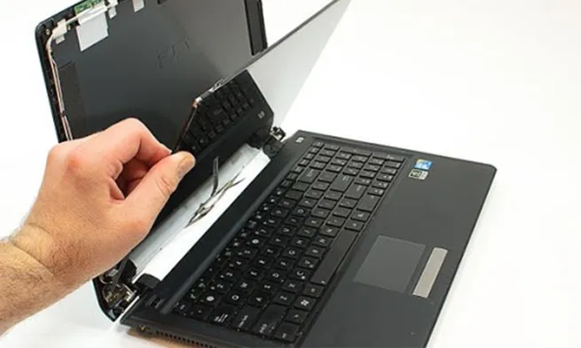 Người dùng đang kiểm tra màn hình máy tính bằng cách kết nối với thiết bị khác