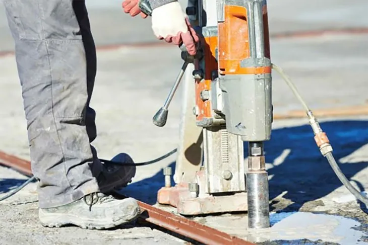 Máy khoan rút lõi bê tông có giá thành cao, yêu cầu kiến thức và kỹ năng để điều khiển