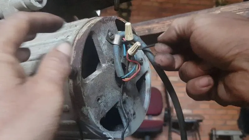 Hình ảnh máy may mini bị bốc khói, minh họa tình huống cần cách sửa máy may mini khẩn cấp.