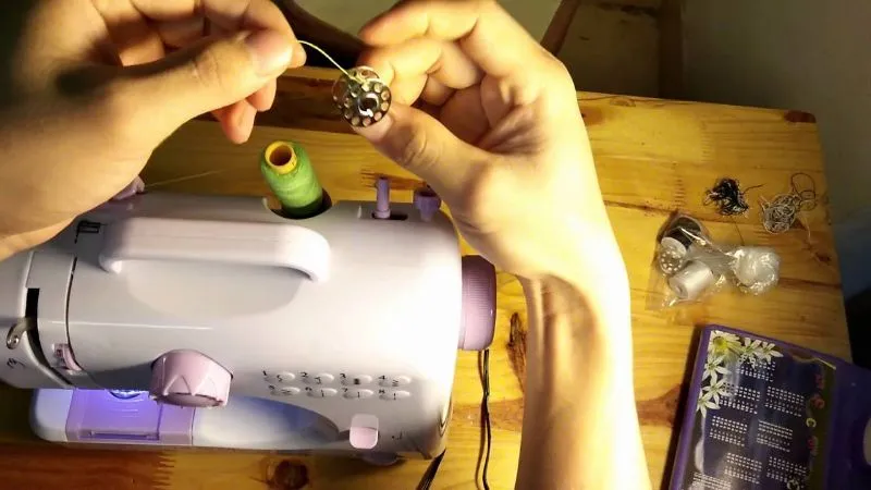 Hình ảnh cận cảnh quy trình xỏ chỉ trên máy may mini, hướng dẫn cách sửa máy may mini do lỗi xỏ chỉ.