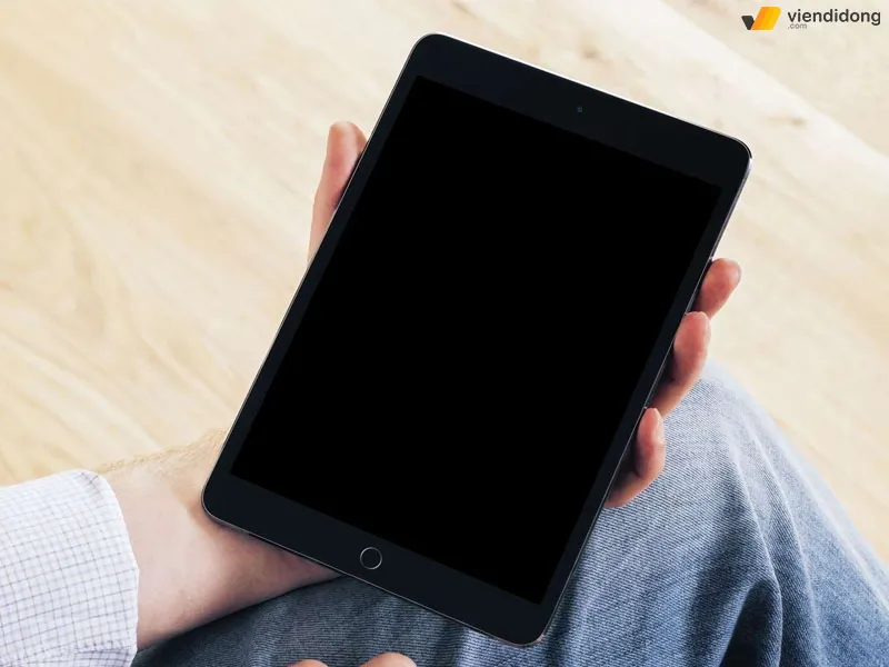 Thao tác khởi động lại máy tính bảng bằng phím cứng để xử lý lỗi không lên màn hình, tránh can thiệp linh kiện