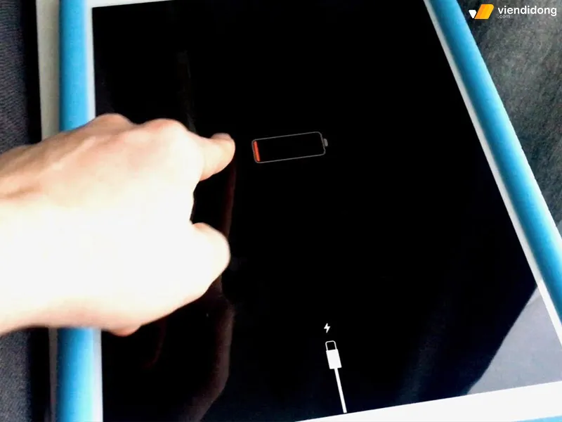 Hình ảnh minh họa máy tính bảng không lên màn hình do cạn pin, cần kiểm tra cáp sạc và củ sạc