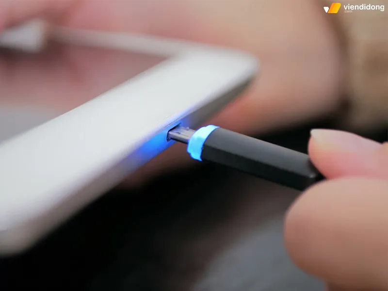 Kiểm tra cách sạc máy tính bảng khi thiết bị không lên nguồn, đảm bảo kết nối sạc đúng cách