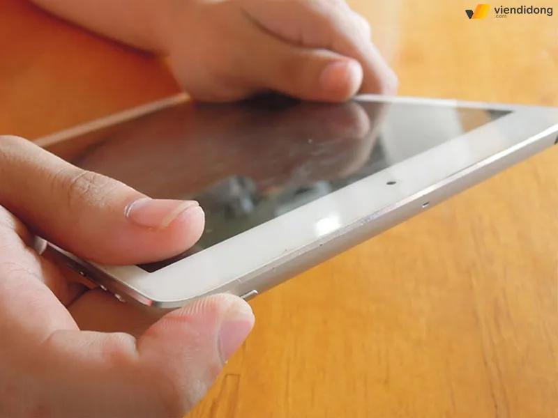 Tắt nguồn hoàn toàn máy tính bảng trước khi thực hiện các bước khôi phục cài đặt gốc