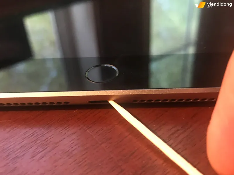 Quy trình vệ sinh cổng sạc USB của máy tính bảng giúp khắc phục tình trạng không lên màn hình do bụi bẩn