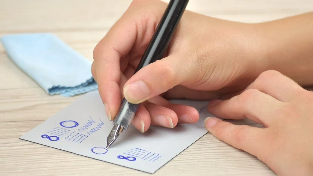 Mài ngòi bút bị gai lên giấy mịn theo hình số 8