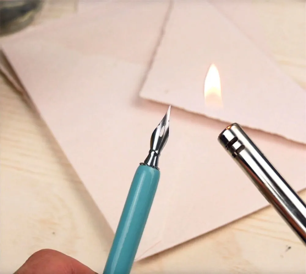 Hơ ngòi bút bị gai trên lửa nhỏ