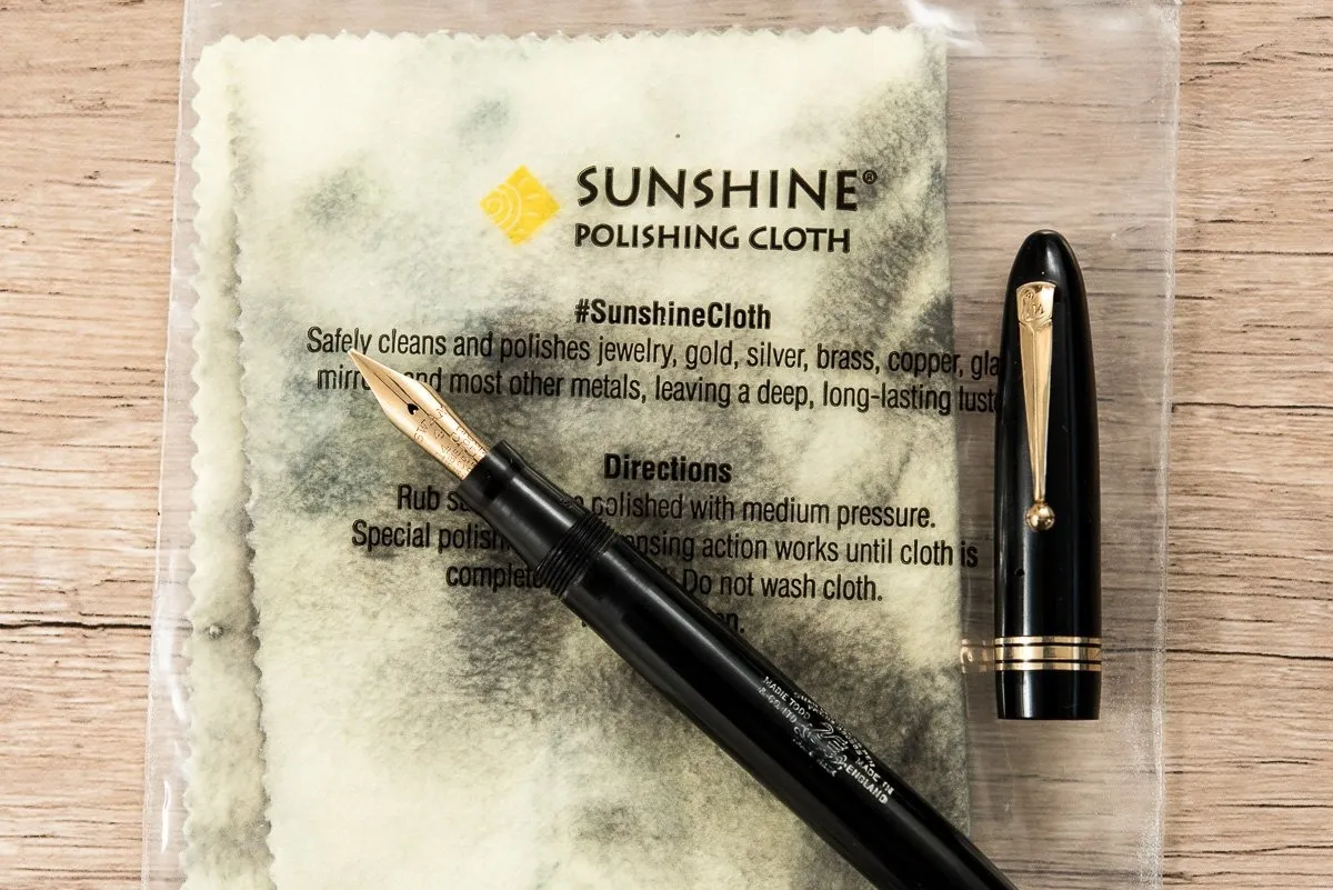 Mài ngòi bút gai lên vải microfiber chuyên dụng