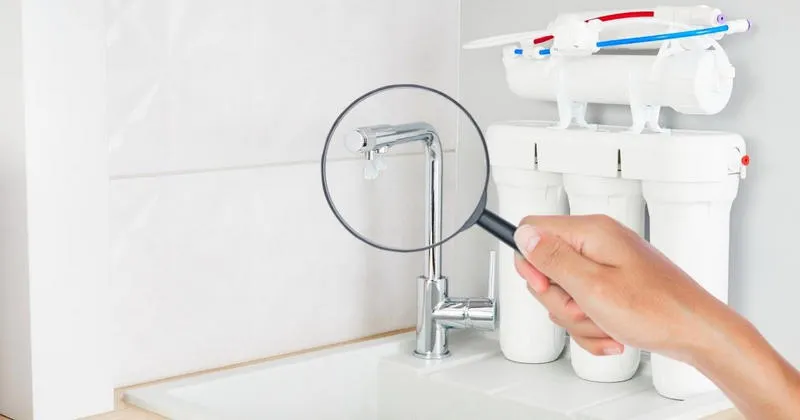 Khớp nối bị lỏng là nguyên nhân phổ biến gây rò rỉ vòi máy lọc nước và cần siết chặt