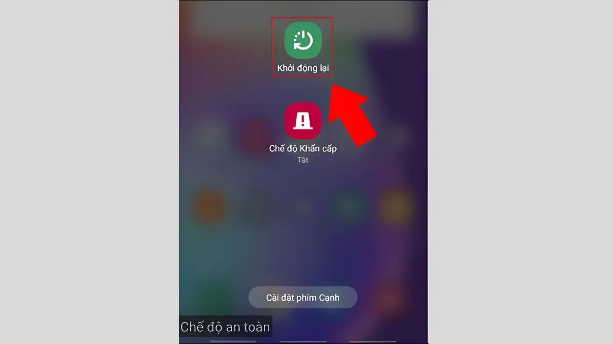 Người dùng khởi động lại điện thoại để thoát chế độ an toàn trên máy Samsung