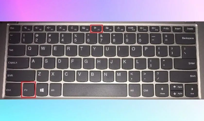 Bàn phím laptop hiển thị phím chức năng với biểu tượng máy bay, một cách nhanh chóng để tắt chế độ máy bay trên Win 7.