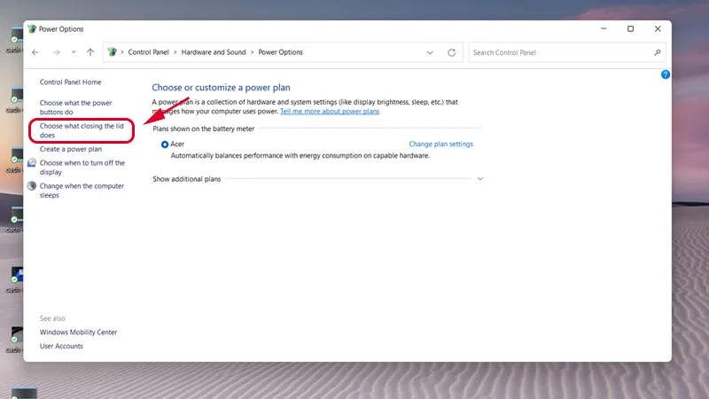 Cài đặt &quot;Choose what closing the lid does&quot; để tùy chỉnh hành động của laptop khi gập màn hình, bao gồm cả chế độ tắt máy tạm thời.