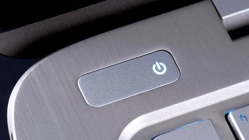 Cảnh báo về cách tắt máy cưỡng bức bằng nút nguồn khi máy tính bị đơ, cần cân nhắc kỹ lưỡng.