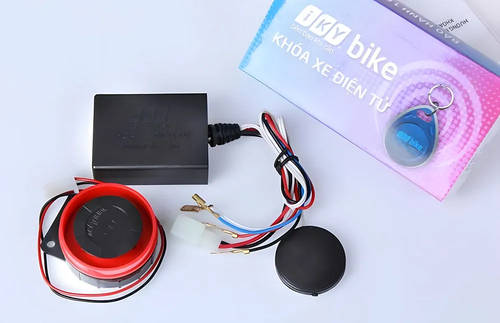 Thao tác tháo chống trộm xe máy sử dụng công nghệ khóa từ RFID