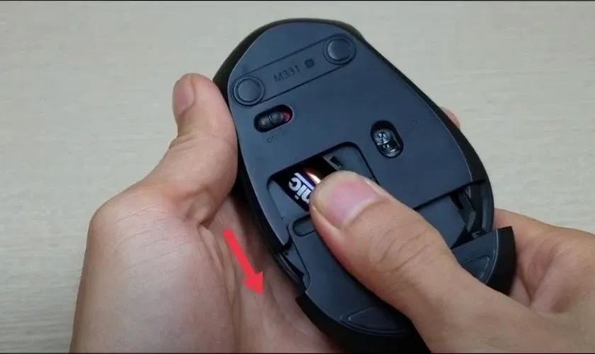 Kiểm tra kỹ mặt dưới xem có tem dán ẩn ốc vít