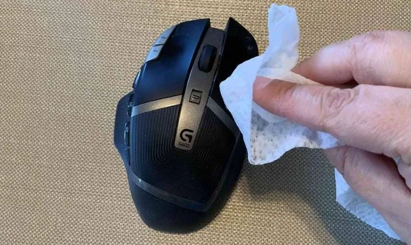 Vệ sinh các bộ phận bên trong chuột sau khi tháo