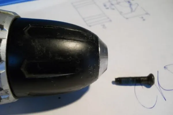 Tháo ốc khóa bên trong đầu khoan