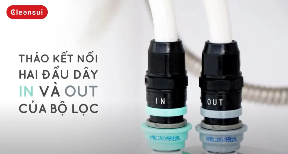 Hướng dẫn trực quan các bước cơ bản trong cách tháo vòi máy lọc nước bằng tay, nhấn mạnh việc ngắt kết nối ống dẫn an toàn và đúng kỹ thuật.