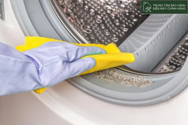 Vệ sinh gioăng cao su máy giặt Electrolux bằng giấm và baking soda