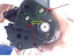 Ốc vít hai bên tai ốp của cartridge trong quá trình mở hộp mực máy in Canon 2900