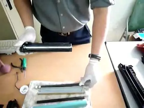 Hộp mực Canon 2900 đã được tách thành hai nửa khi thực hiện cách mở hộp mực