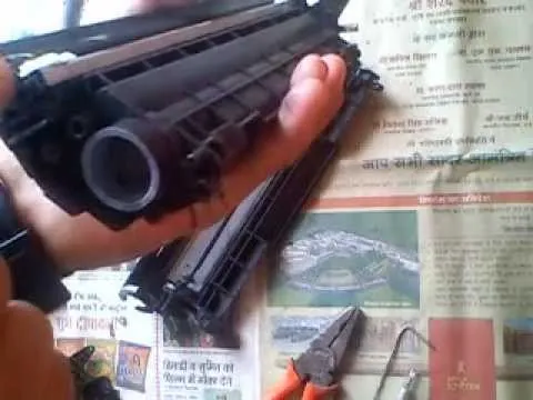 Đổ nạp mực mới vào hộp mực khi đã hoàn thành cách mở hộp mực máy in Canon 2900