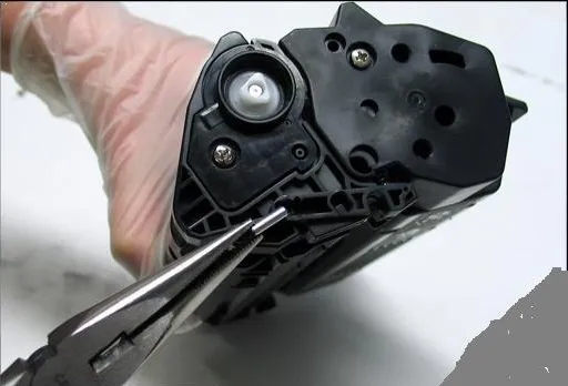 Tháo chốt và ốc vít khi thực hiện cách mở hộp mực máy in Canon 2900