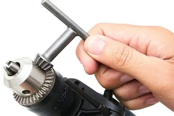 Hình ảnh minh họa cách lắp mũi khoan vào đầu khoan có khóa bằng chìa vặn