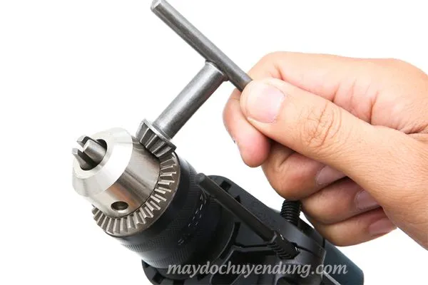 Hướng dẫn tháo lắp đầu mũi khoan có khóa sử dụng chìa vặn chuyên dụng đảm bảo an toàn và chắc chắn.