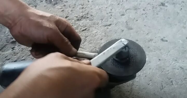 Cách Tháo Lưỡi Máy Cắt Cầm Tay Bị Kẹt An Toàn Và Hiệu Quả Cách Tháo Lưỡi Máy Cắt Cầm Tay Bị Kẹt An Toàn Và Hiệu Quả