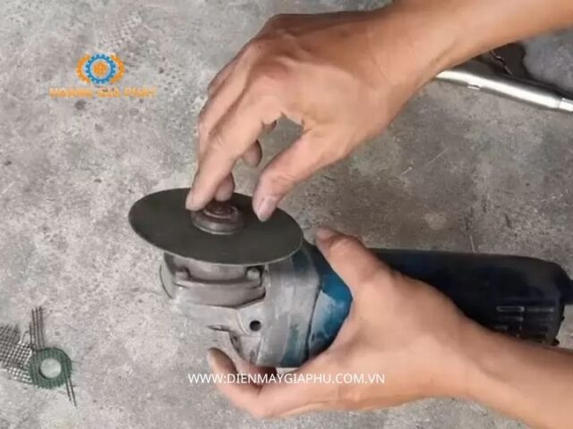 Cách Tháo Lưỡi Máy Cắt Cầm Tay Bị Kẹt An Toàn Và Hiệu Quả