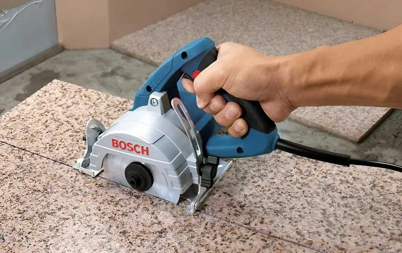 Lắp đặt lưỡi cắt mới vào máy cắt gạch đúng kỹ thuật và chắc chắn