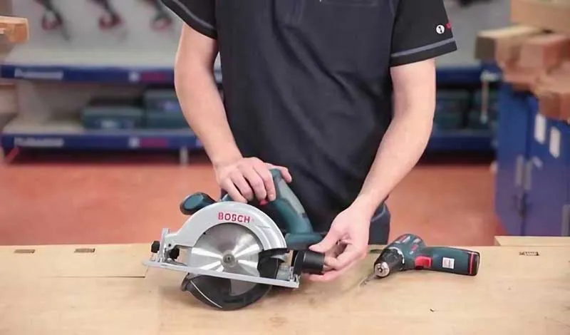 Thao tác tháo ốc giữ lưỡi máy cắt gạch bằng cờ lê chuyên dụng