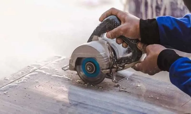 Lưu ý an toàn quan trọng khi sử dụng máy cắt gạch để tránh rủi ro