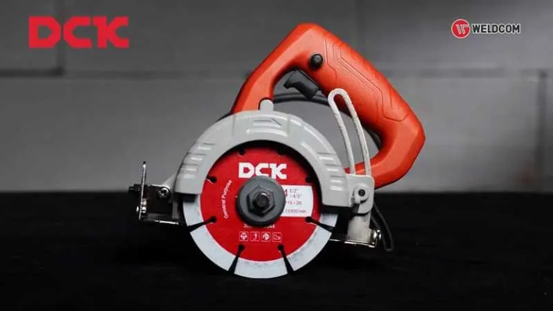 Gắn chặt ốc giữ lưỡi máy cắt gạch để đảm bảo an toàn sau khi thay thế