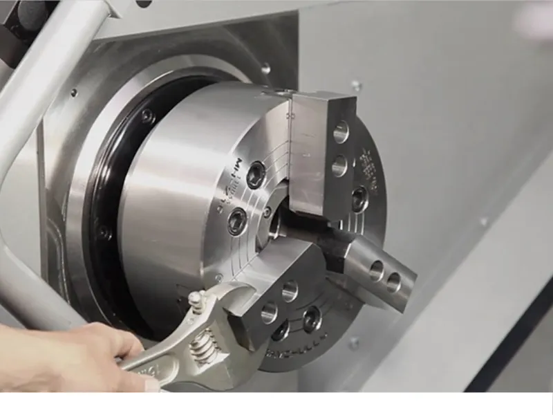 cách tháo mâm cặp máy tiện cnc