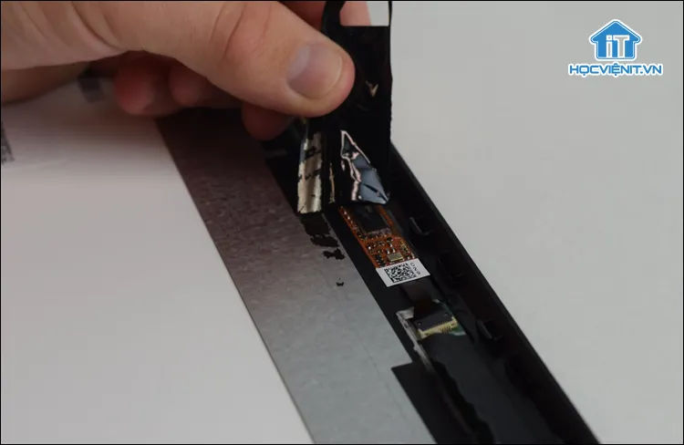 Bóc lớp băng dính đen che cáp tín hiệu màn hình HP