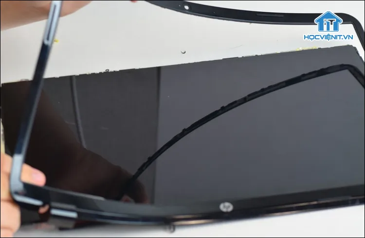 Ngắt kết nối cáp màn hình máy tính HP khỏi bảng mạch logic