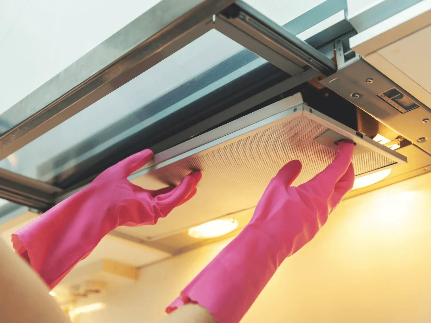 Màng lọc máy hút mùi bị bám đầy dầu mỡ, cần vệ sinh định kỳ để đảm bảo hiệu suất