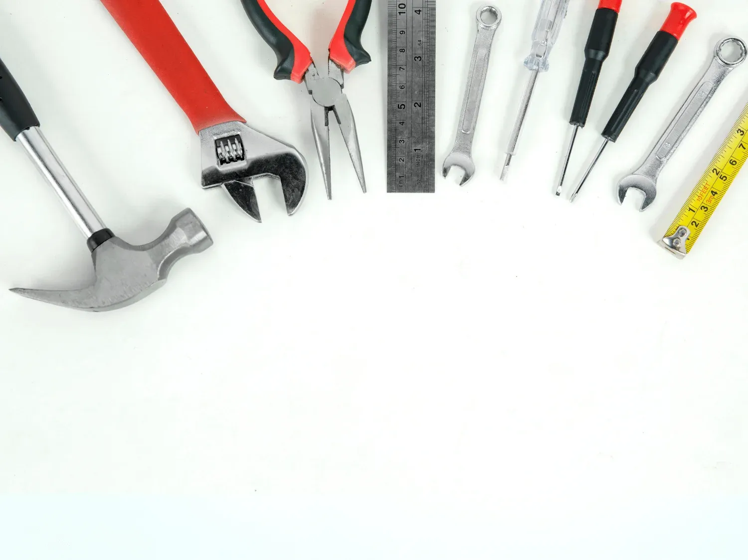 Chuẩn bị đầy đủ dụng cụ cần thiết cho quá trình tháo màng lọc máy hút mùi an toàn